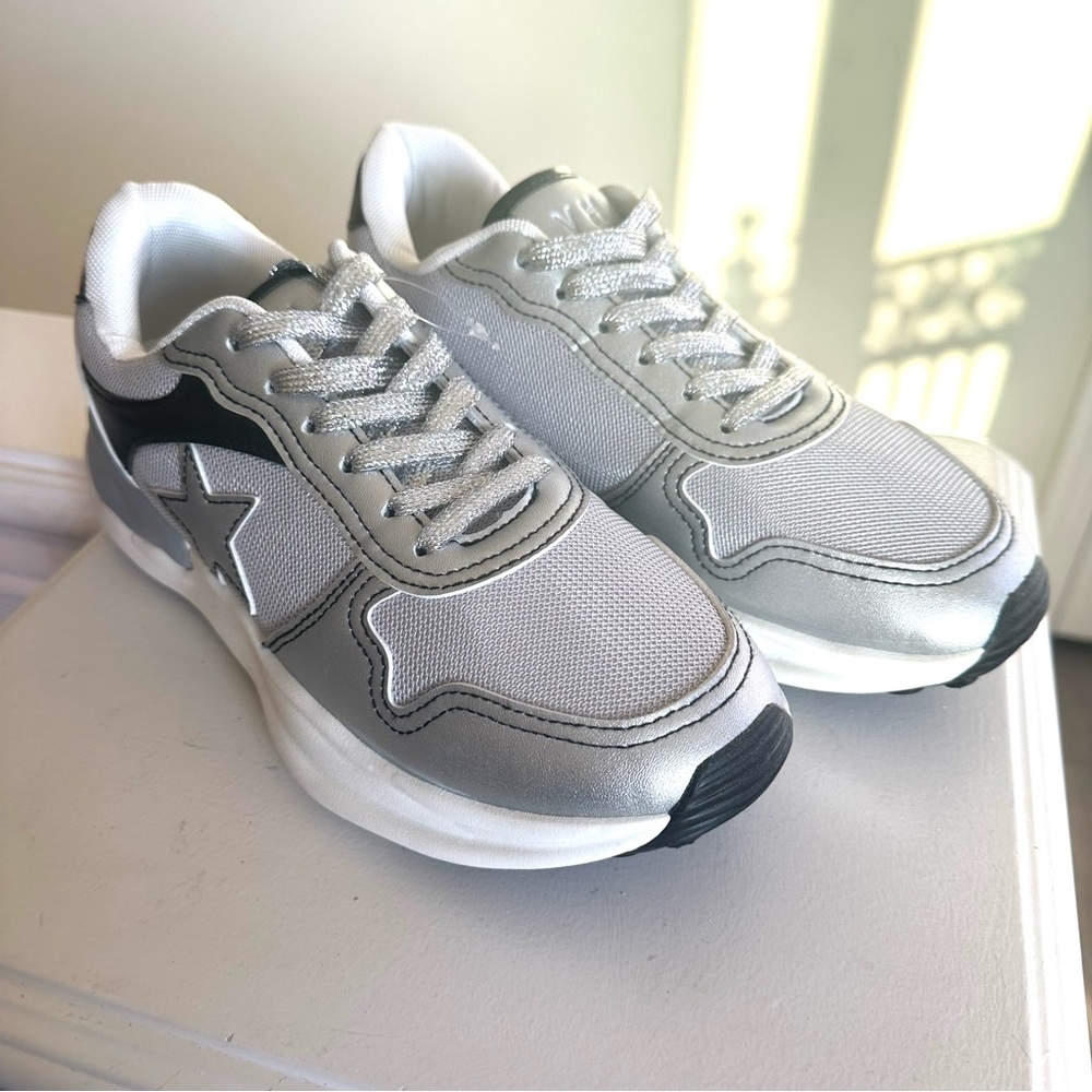 Vintage Havana Run Washed Silver Sneakers Women's Sz 8.5
New Metalic‎